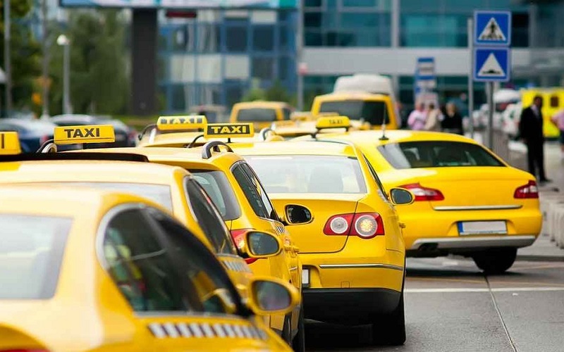 Дешевое такси в Москве. Гранд такси картинка. Что за машина в такси.